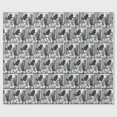 Zwarte kat ontrafelt een rol toiletpapier cadeaupapier (Vlak)