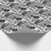 Zwarte kat ontrafelt een rol toiletpapier cadeaupapier (Hoek)