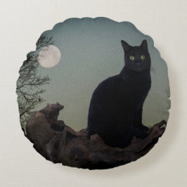 Zwarte kat op een boom bij volle maan rond kussen