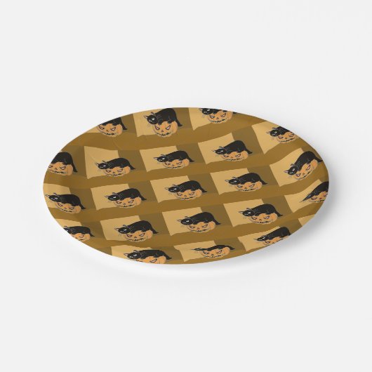 Zwarte kat op een pompoen papieren bordje (Gekanteld)