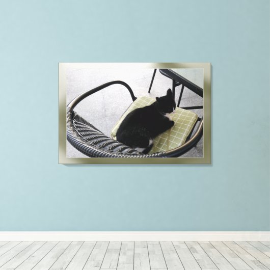 Zwarte kat op een terras canvas afdruk (Insitu (Houten vloer))