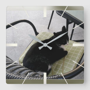 Zwarte kat op een terras vierkante klok