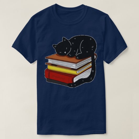 Zwarte kat op magische boeken t-shirt (Design voorkant)