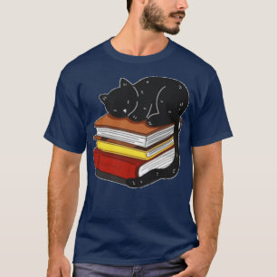 Zwarte kat op magische boeken t-shirt