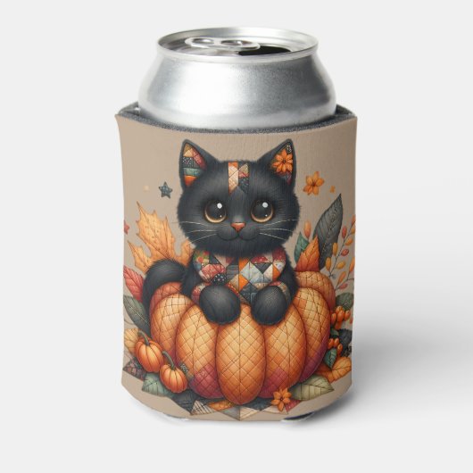 Zwarte kat op pompoen met herfst quilt patroon blikjeskoeler (Blikje Achterkant)