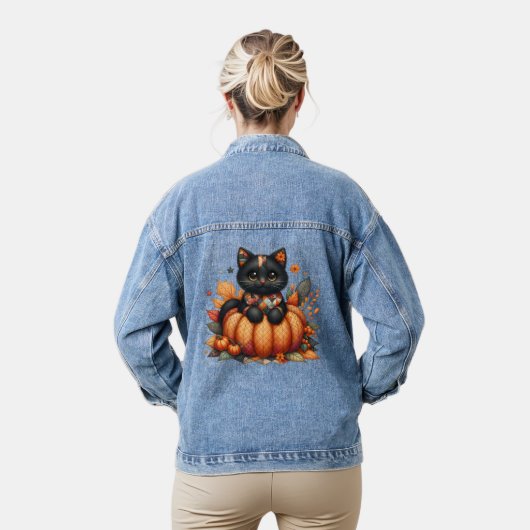 Zwarte kat op pompoen met herfst quilt patroon denim jacket (Model)