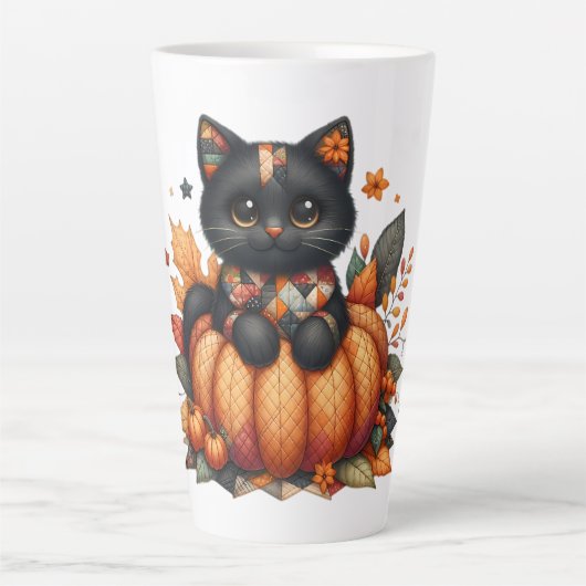 Zwarte kat op pompoen met herfst quilt patroon latte mok (Voorkant)