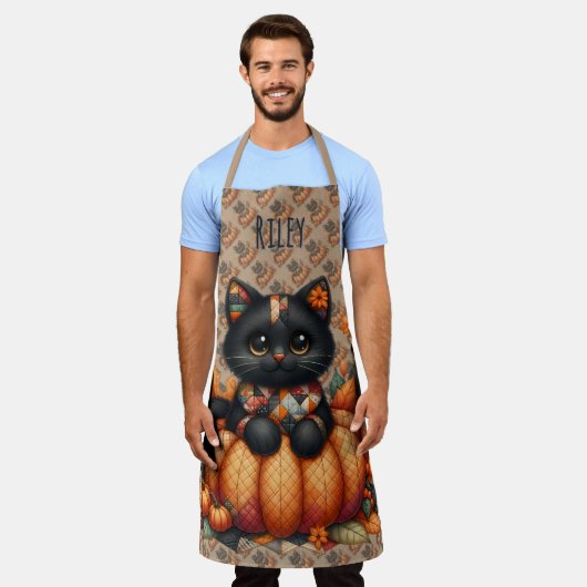 Zwarte kat op pompoen met herfst quilt patroon schort (Gedragen)