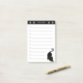 Zwarte kat op zwart-witte briefjes post-it® notes (Op bureau)