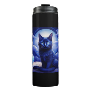 Zwarte kat poseert voor de maan en witte wolken thermosbeker