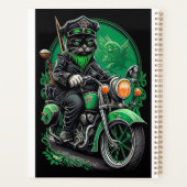 Zwarte kat rijdt op fiets St. Patrick's Day Planner (Achterkant)
