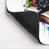 Zwarte kat slaapt op boek met bloemen muismat (Hoek)