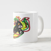 Zwarte kat speelt herfst grote koffiekop (Voorkant rechts)