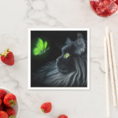 Zwarte kat staart naar een gloeiende groene vlinde servet (Insitu)