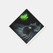 Zwarte kat staart naar een gloeiende groene vlinde servet (Hoek)