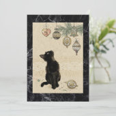 Zwarte kat van marmer kijkt naar ornamenten feestdagenkaart (Staand voorkant)