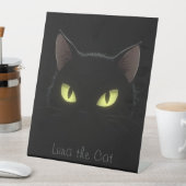 Zwarte kat voetstuk teken – (donkere achtergrond) reclamebord met voetstuk (Insitu)