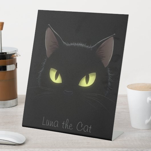 Zwarte kat voetstuk teken – (donkere achtergrond) reclamebord met voetstuk (Insitu)