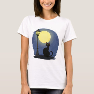 Zwarte kat zit rustig onder een gloeiende t-shirt