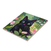 Zwarte kat zittend in een veld van bloemen tegeltje (Zijkant)