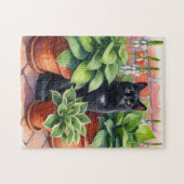 Zwarte kat zittend in Hosta tuin Legpuzzel (Horizontaal)