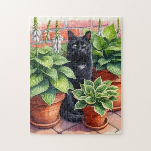 Zwarte kat zittend in Hosta tuin Legpuzzel (Verticaal)