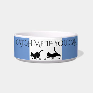 Zwarte katjes die aangepaste kom voeden!