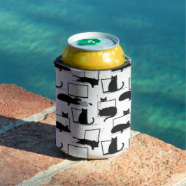 Zwarte katten die op het laptoppatroon zitten blikjeskoeler