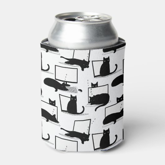 Zwarte katten die op het laptoppatroon zitten blikjeskoeler (Blikje Voorkant)