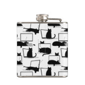 Zwarte katten die op het laptoppatroon zitten heupfles (Achterkant)