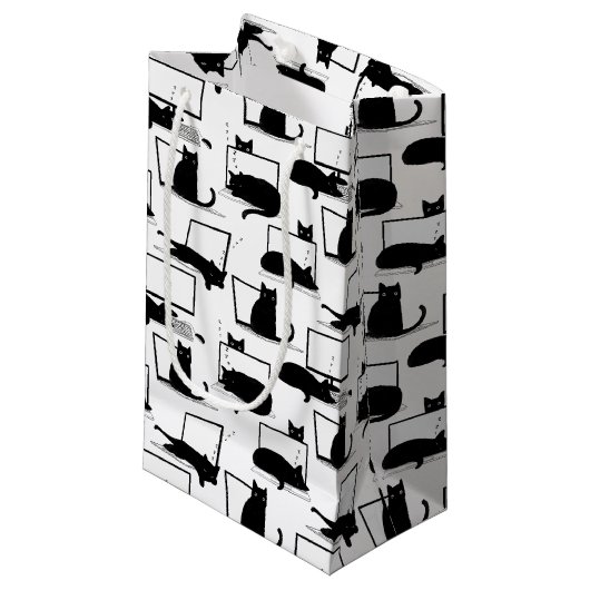 Zwarte katten die op het laptoppatroon zitten klein cadeauzakje (Voorkant Gekanteld)
