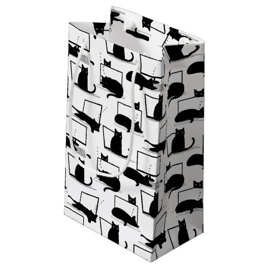 Zwarte katten die op het laptoppatroon zitten klein cadeauzakje (Achterkant Gekanteld)