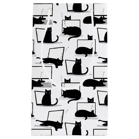 Zwarte katten die op het laptoppatroon zitten klein cadeauzakje (Voorkant)