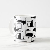 Zwarte katten die op het laptoppatroon zitten koffiemok (Voorkant links)
