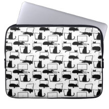 Zwarte katten die op het laptoppatroon zitten