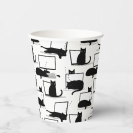 Zwarte katten die op het laptoppatroon zitten papieren bekers