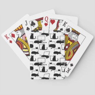 Zwarte katten die op het laptoppatroon zitten pokerkaarten