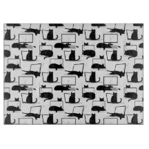 Zwarte katten die op het laptoppatroon zitten