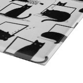 Zwarte katten die op het laptoppatroon zitten snijplank (Hoek)