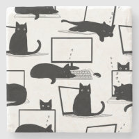 Zwarte katten die op het laptoppatroon zitten