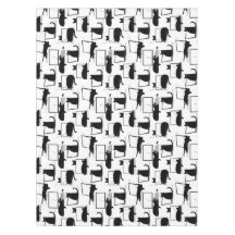 Zwarte katten die op het laptoppatroon zitten