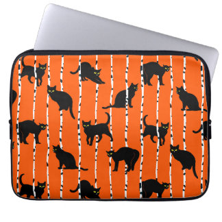 Zwarte katten en berken takken op levendig oranje laptop sleeve