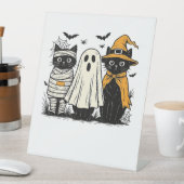 Zwarte katten in Halloween-kostuums - Ghost, Witch Reclamebord Met Voetstuk (Insitu)