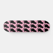 Zwarte katten in roze persoonlijk skateboard (Horizontaal)