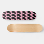 Zwarte katten in roze persoonlijk skateboard (Horizontaal)