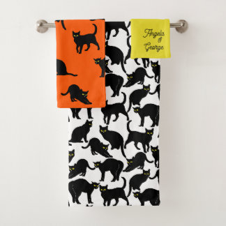 Zwarte katten op wit bad handdoek