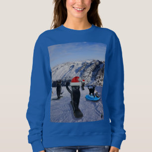 Zwarte katten snowboarden met kerst trui
