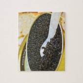 Zwarte kaviaar en een lepel van een parelmoer tot legpuzzel (Verticaal)