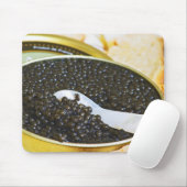Zwarte kaviaar en een lepel van een parelmoer tot muismat (Met muis)