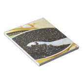 Zwarte kaviaar en een lepel van een parelmoer tot notitieblok (Schuin)